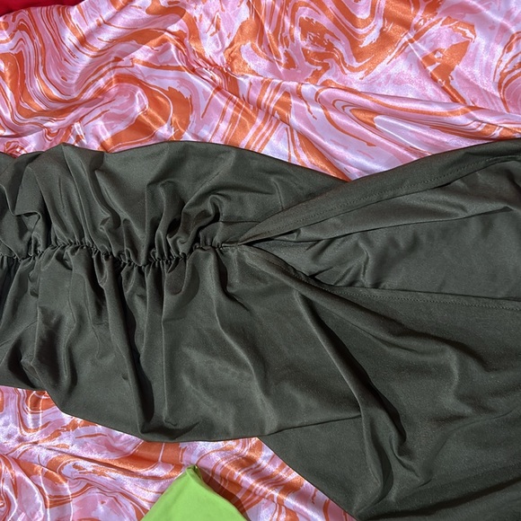 Shown top and scrunch slit leg skirt - Picture 3 of 3